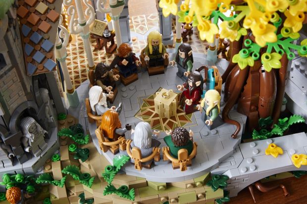 Już w marcu pojawi się zestaw LEGO® Władca Pierścieni™: Rivendell™, inspirowany wielokrotnie nagradzanymi adaptacjami filmowymi. Będzie składał się z ponad sześciu tysięcy elementów, przedstawiających kultową twierdzę elfów ze Śródz