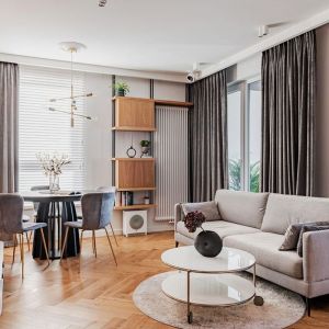 W salonie zaplanowano miejsce na jadalnię. Projekt wnętrza: Maja Śmichura, Deer Design. Fot. Zagórny Studio