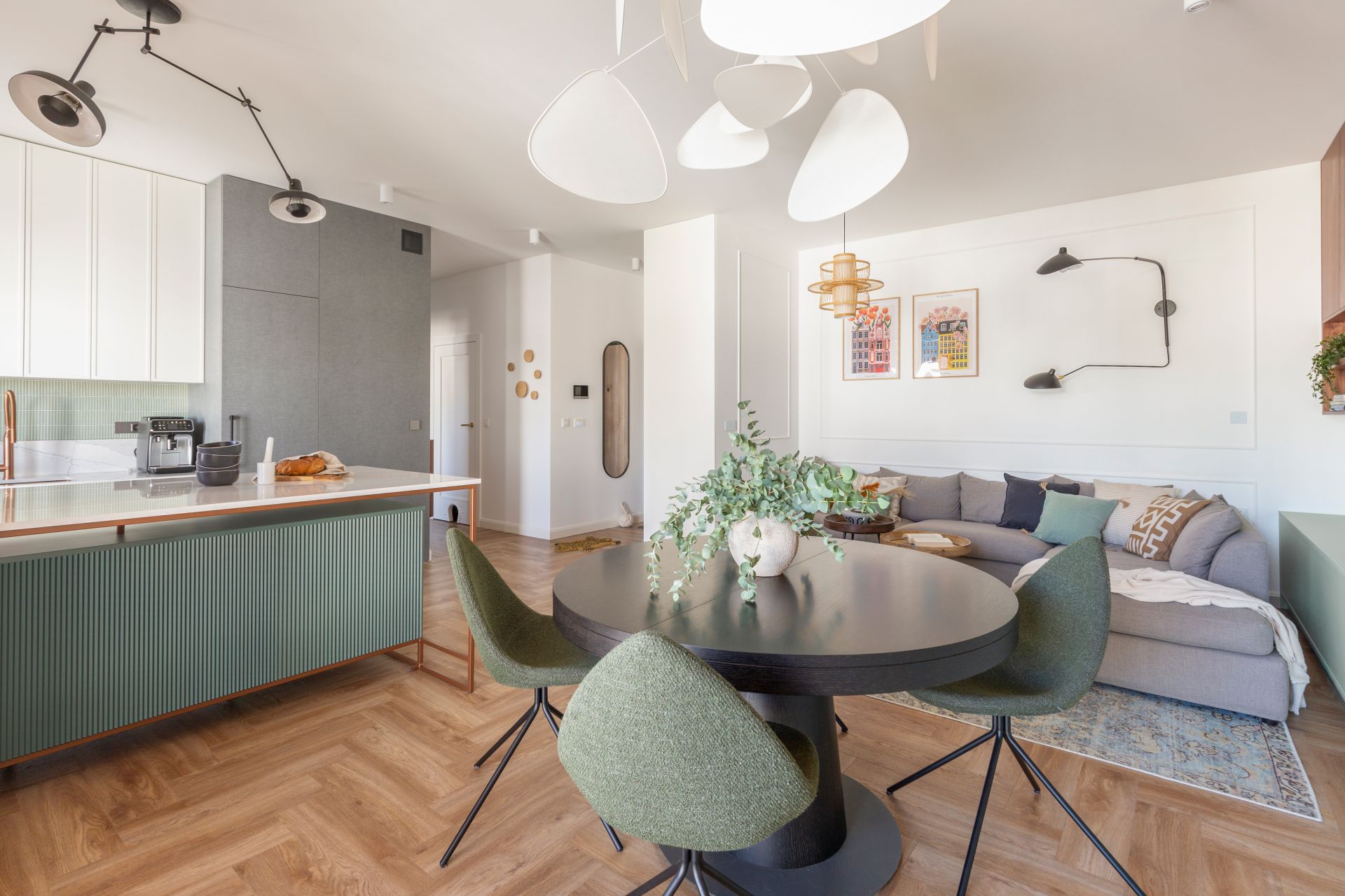 Salon scandi boho. Drewniana jasna podłoga i pastelowe kolory. Projekt wnętrza Renata Michałowicz, studio projektowe mJoy. Zdjęcia Marta Behling, Pion Poziom