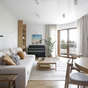 Skandynawski salon: białe ściany, drewniana podłoga. Projekt wnętrza i zdjęcia Iwona Pietras, Miliform