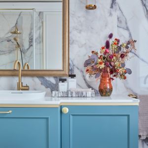 Kolor niebieski w łazience, w której znajduje się wolnostojącą wanną i prysznic. Projekt wnętrza i zdjęcia: Klaudia Zątek, Novel Home