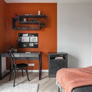 Geometryczne formy w niebieskim i rdzawym kolorze za łóżkiem w nowoczesnej sypialni. Projekt wnętrza: Małgorzata Kasperek, architekt wnętrz Decoroom. Fot. Kamila Markiewicz-Lubańska / Wnętrza w Obiektywie. Stylizacja: Maria Szymańska / Wnętrza w Obiektywie