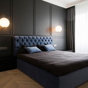 Ciemna sztukateria na ścianie za łóżkiem w eleganckiej sypialni. Projekt wnętrza: Natalia Teixeira, Kasia Beresińska, pracownia TK Architekci. Fot. TK Architekci