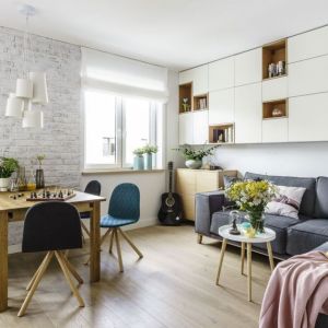 Niepełna ścianka z telewizorem pomiędzy kuchnią a salonem. Projekt wnętrza: Joanna Morkowska-Saj, Saje Architekci. Fot. Fotomohito