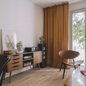 Zielona kanapa i fotel ze sklejki w niedużym salonie. Projekt wnętrza: Monika Wierzba-Krygiel. Fot. Kroniki Studio