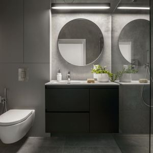Łazienka z prysznicem urządzona w kolorze betonowej szarości. Projekt wnętrza: Decoroom. Fot. Wnętrza w Obiektywie 