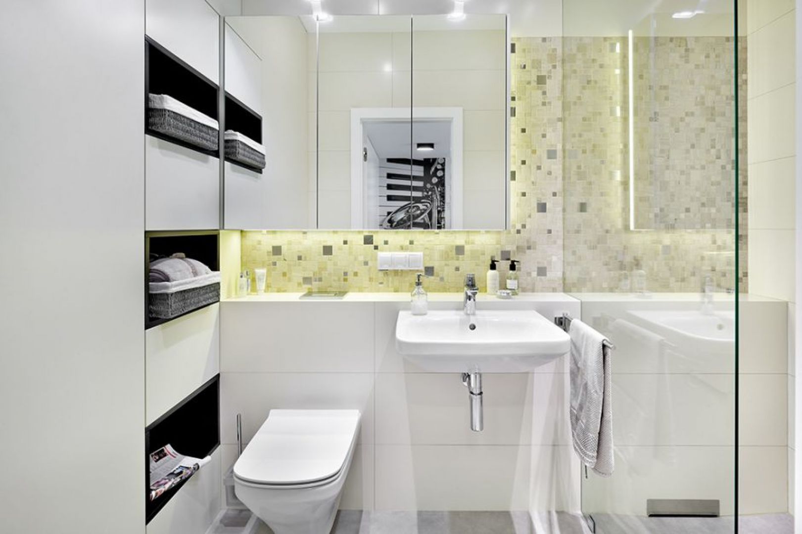 Mała łazienka z prysznicem w bieli. Projekt wnętrza: Katarzyna Rohde, pracownia HOME & STYLE. Fot. Bernard Białorucki