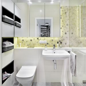 Mała łazienka z prysznicem w bieli. Projekt wnętrza: Katarzyna Rohde, pracownia HOME & STYLE. Fot. Bernard Białorucki
