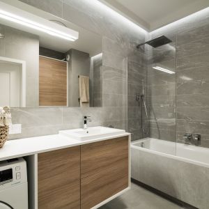 Nowoczesna łazienka z wanną z parawanem w naturalnej naturalna kolorystyce. Projekt wnętrza i zdjęcie: KODO Projekty i Realizacje Wnętrz