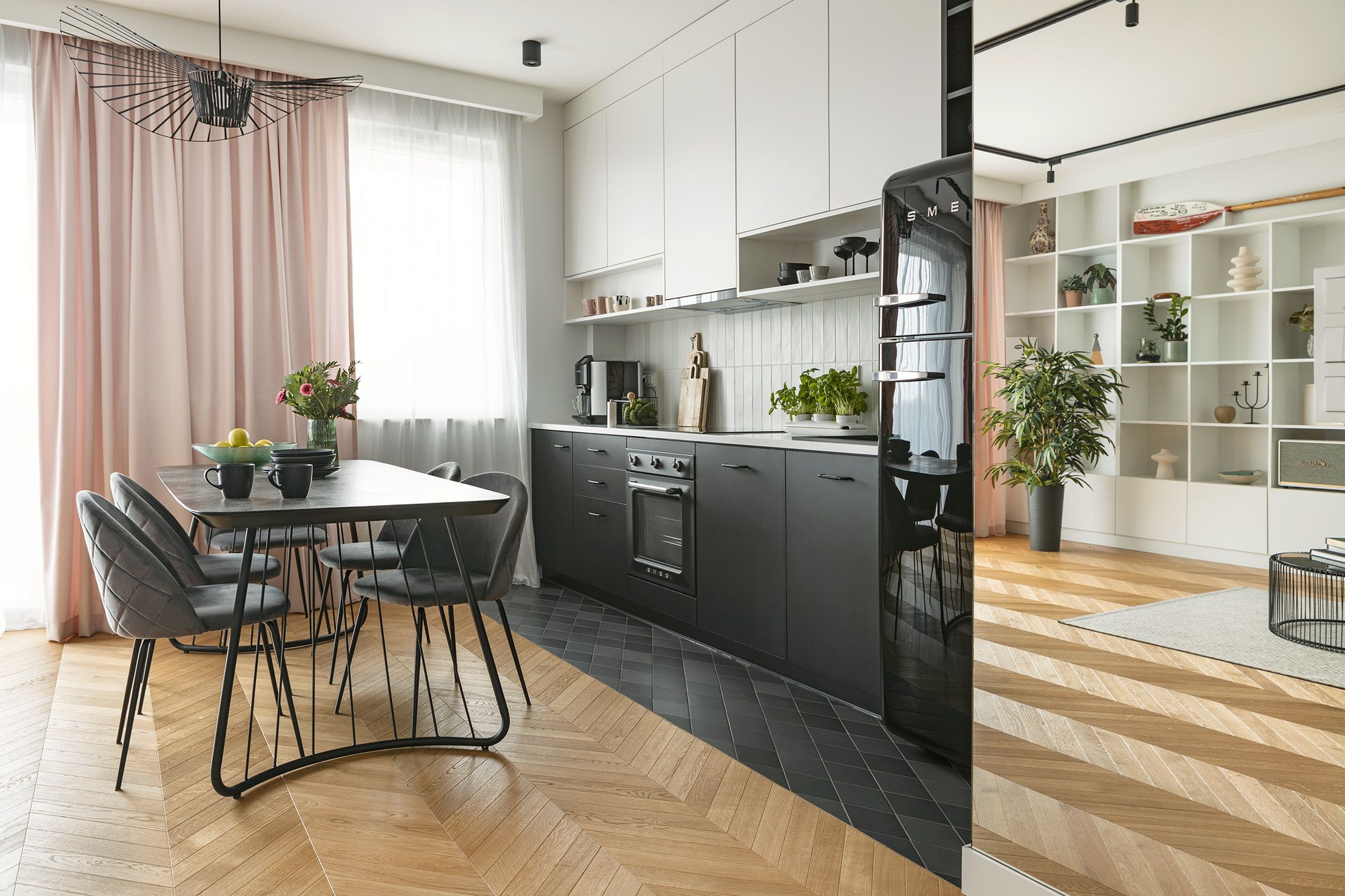 Pomysł na jadalnię: czarny stół i tapicerowane krzesła w szarym kolorze. Projekt wnętrza PRW Design. Fot. Kamila Markiewicz-Lubańska. Stylizacja Maria Bartoszewska