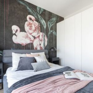 Tapeta w różowe flamingi nadaje małej sypialni charkteru. Projekt wnętrza: Architekt wnętrz Olga Nowosad-Szewców, Decoroom. Fot. Pion Poziom
