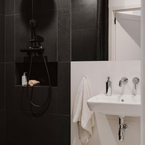 Czarno-biała łazienka. Projekt wnętrza: WAM studio projektowe. Zdjęcia: Migdał Studio