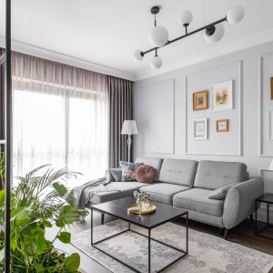 Szara kanapa w salonie. Projekt Daria Przewłócka. Fot. Natalia Kaczmarek Inkadr