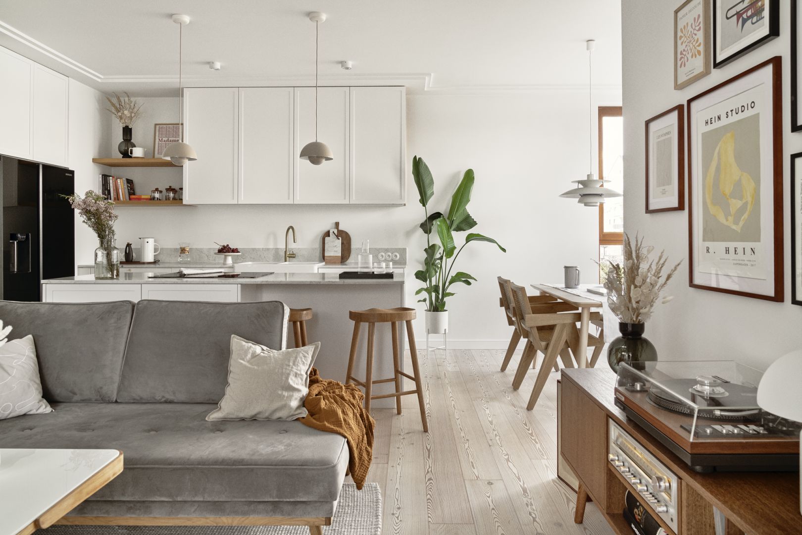 Klasyczna biała kuchnia. Styl mid-century modern! Projekt pracownia Luumo. Zdjęcia Tom Kurek