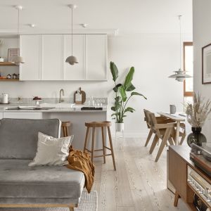 Klasyczna biała kuchnia. Styl mid-century modern! Projekt pracownia Luumo. Zdjęcia Tom Kurek