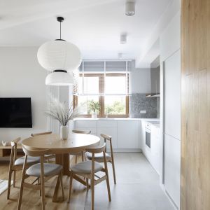 Nowoczesna biała kuchnia w salonie. Projekt wnętrza i zdjęcia Iwona Pietras, Miliform