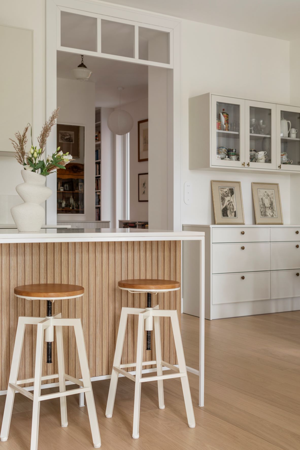 Elegancka biała kuchnia w klimacie retro, ale nowoczesna! Projekt wnętrza DEMBOWSKA studio architektury. Fot. Marcin Grabowiecki, stylizacja Eliza Mrozińska