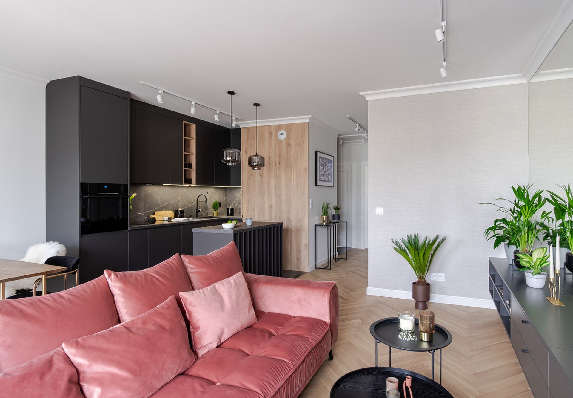 Salon i kuchnia w mieszkaniu w stylu modern classic. Projekt wnętrza: latreDesign. Fot. Bernadetta Kuczyńska