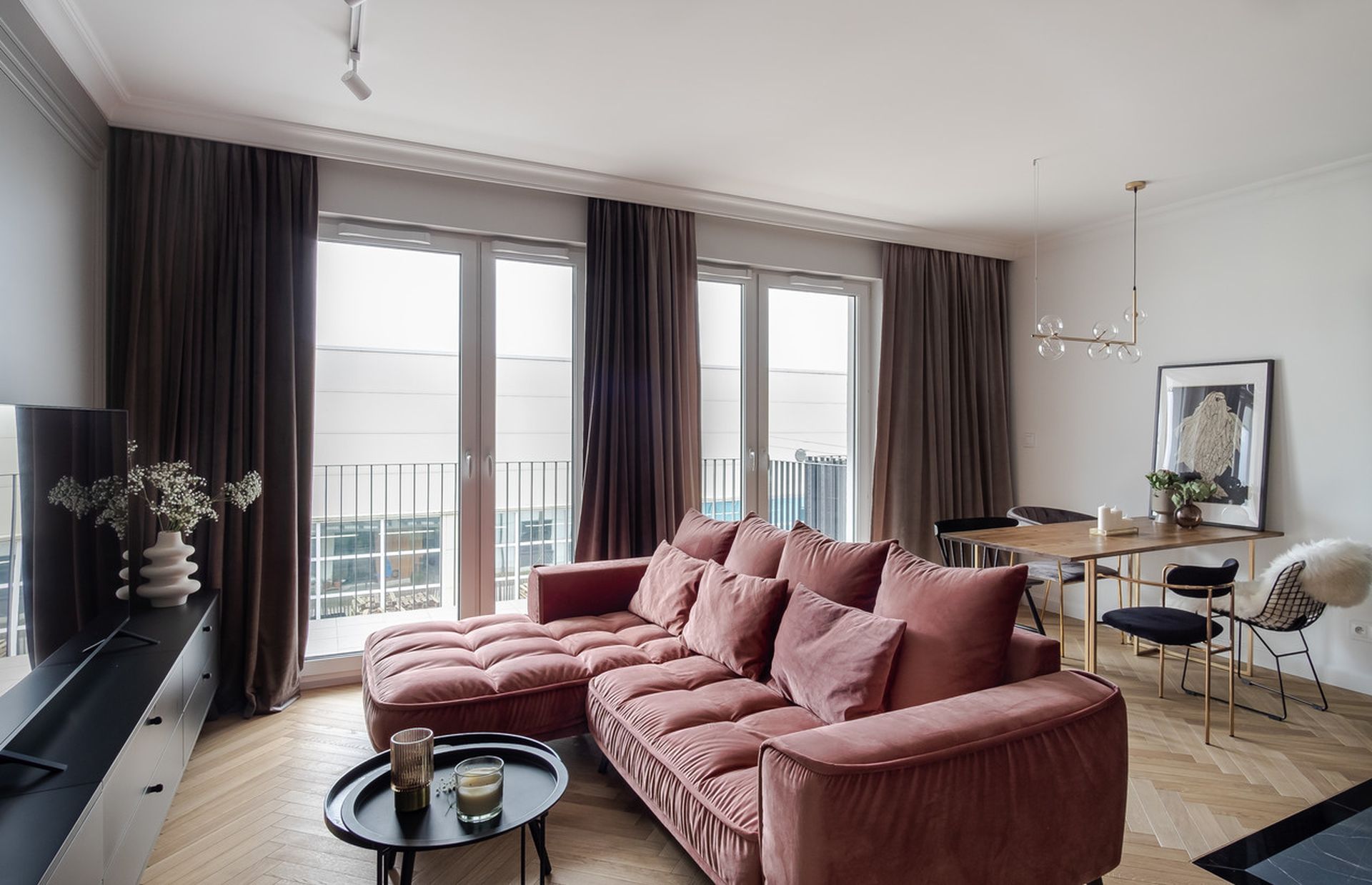 Różowa pastelowa sofa w salonie. Projekt wnętrza: latreDesign. Fot. Bernadetta Kuczyńska
