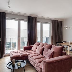 Różowa pastelowa sofa w salonie. Projekt wnętrza: latreDesign. Fot. Bernadetta Kuczyńska
