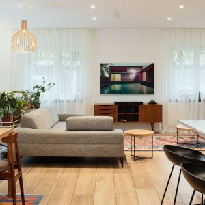 Otwarta strefa dzienna ma powierzchnię 62 m². Projekt wnętrza: monarchia.design. Fot. Emilia Schudy, Małgorzata Zbierska, Paweł Lesiczka