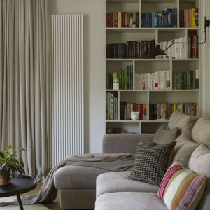 Narożna sofa marki Nobonobo – Raksa projektu Tomka Rygalika o prostej formie. Projekt wnętrza: Decoroom. Fot. Yassen Hristov