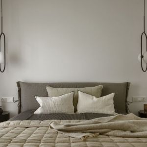 W sypialni króluje tapicerowane łóżko Piano z zagłówkiem w formie poduch od Nobonobo. Projekt wnętrza: Decoroom. Fot. Yassen Hristov