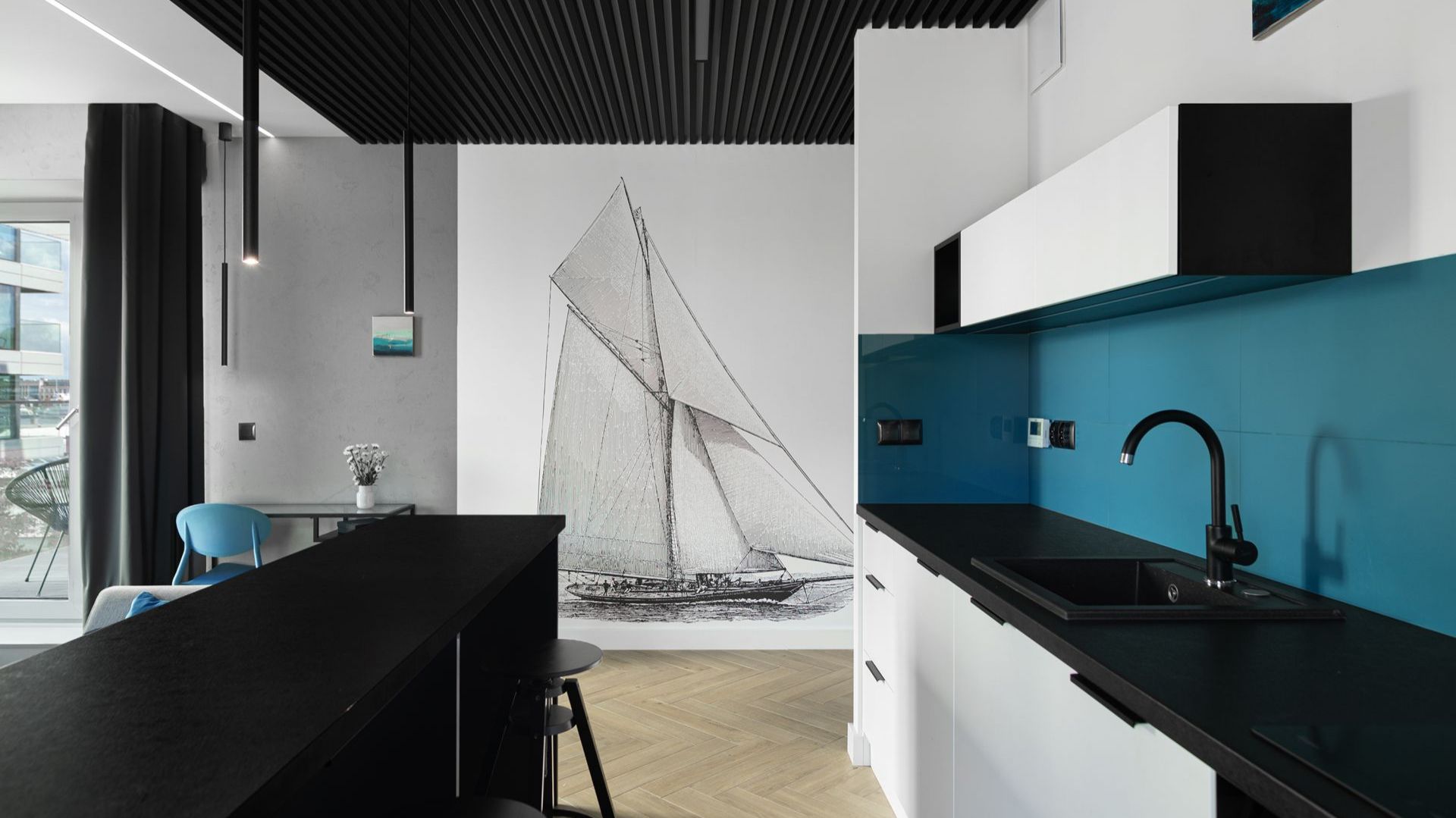 49-metrowe mieszkanie w Gdyni. Morskie kolory i biało-czarna kuchnia!