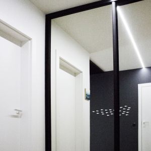 Lustrzana zabudowa w przedpokoju. Projekt wnętrz i zdjęcia: PERLA.DESIGN Moje Projektowanie