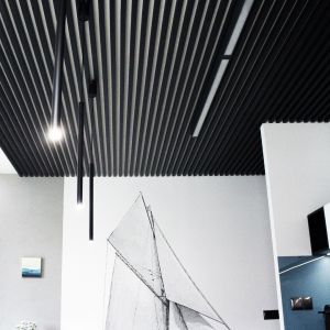 Czarny sufit z lameli w salonie. Projekt wnętrz i zdjęcia: PERLA.DESIGN Moje Projektowanie