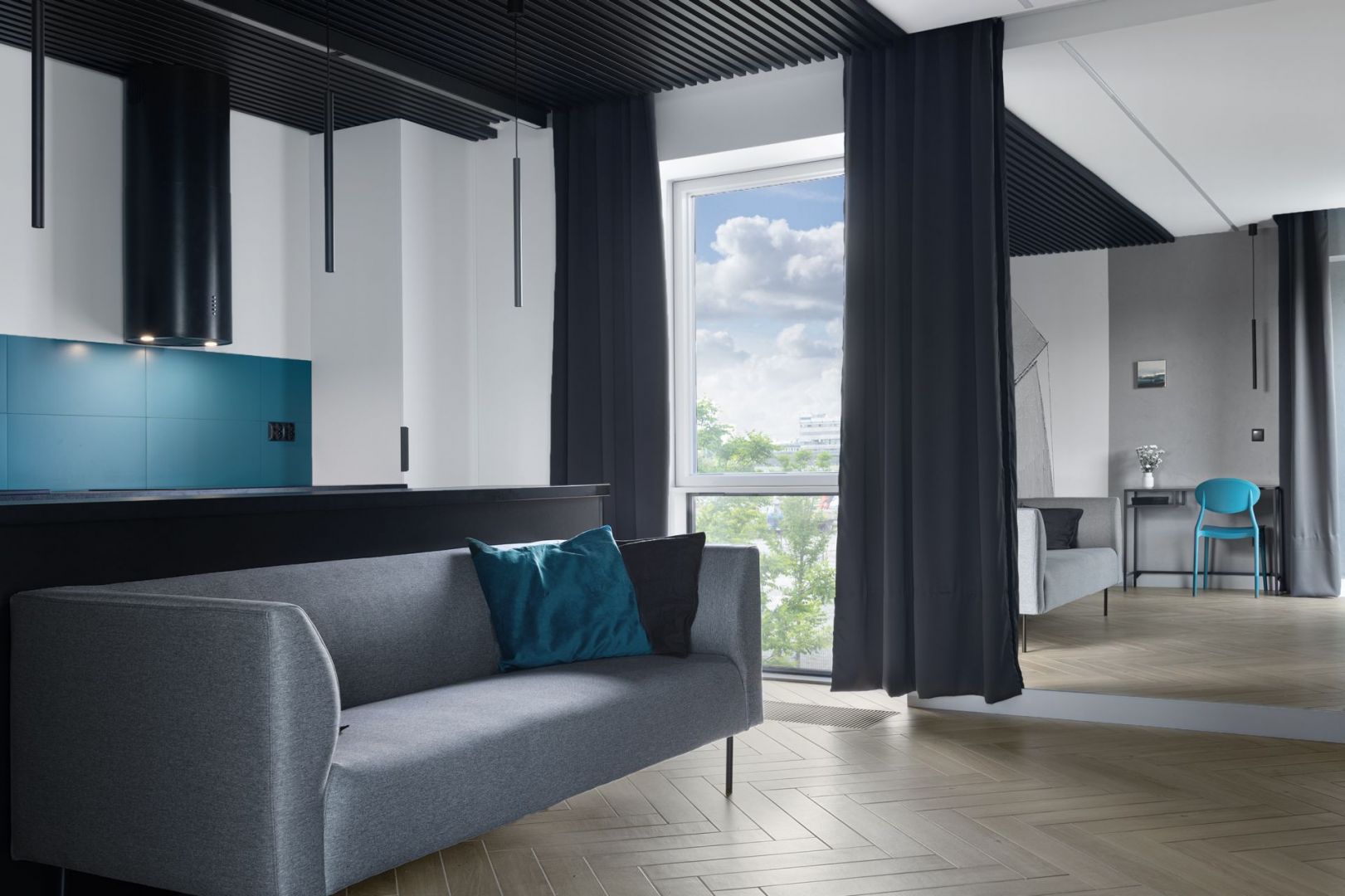 Wizualnie salon powiększają lustrzane powierzchnie. Projekt wnętrz i zdjęcia: PERLA.DESIGN Moje Projektowanie
