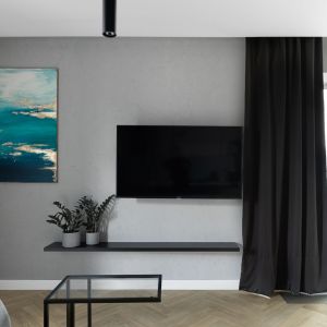 Betonowa ściana za telewizorem. Projekt wnętrz i zdjęcia: PERLA.DESIGN Moje Projektowanie