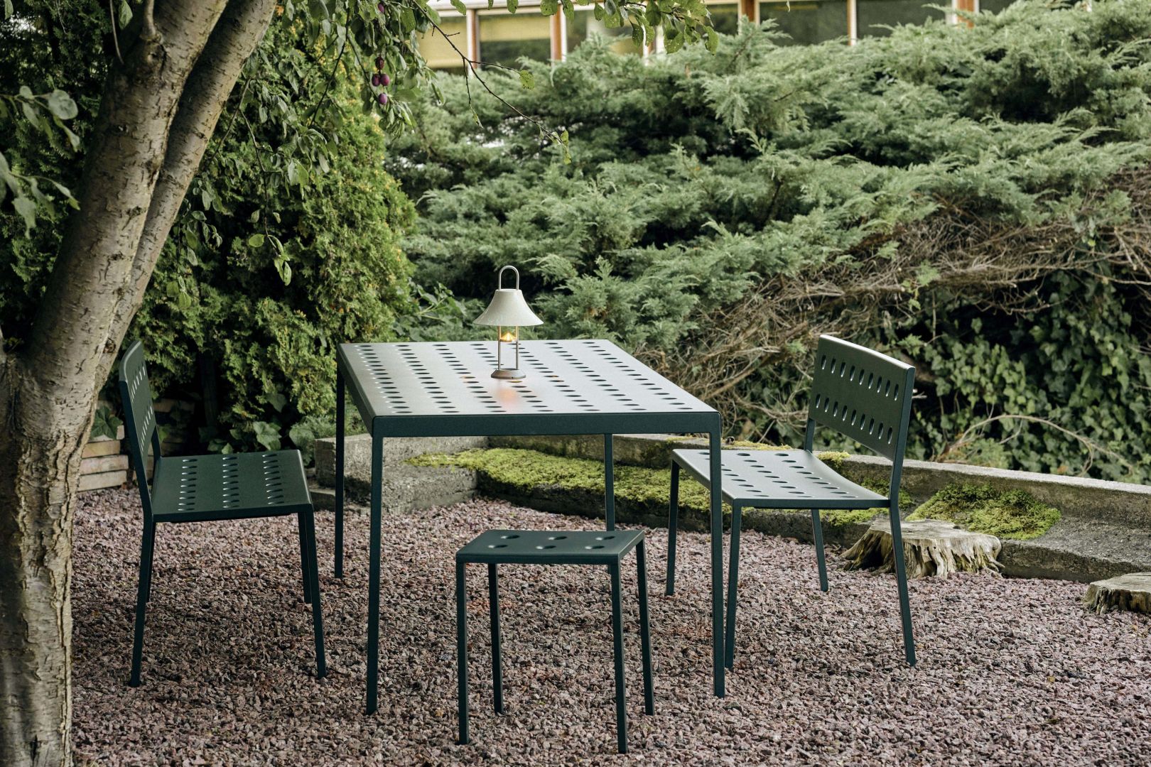 Krzesła, ławki i stoły sprawdzą się w trakcie ogrodowych przyjęć i celebracji w mniejszym gronie. Fot. Moma Studio