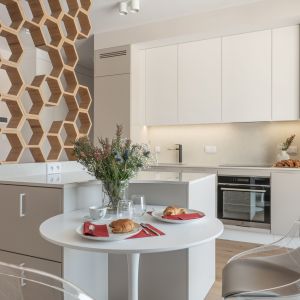 W roli podziałów wnętrza doskonale sprawdziła się lekka ścianka zbudowana z heksagonów. Projekt wnętrza i zdjęcie: KODO Projekty i Realizacje Wnętrz