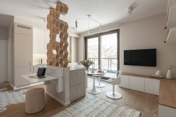 Mieszkanie o powierzchni 45 m² mimo małej powierzchni jest funkcjonalne, wygodne i niezwykle estetycznie. Urządzone zostało nowocześnie, ale przytulnie. We wnętrzu główną rolę gra biel, która stanowi doskonałe tło dla drewna i heksagonalnych