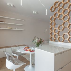 Heksagony pojawiają się w mieszkaniu w formie przesłony kuchni oraz płytek na podłodze w holu i w łazience. Projekt wnętrza i zdjęcie: KODO Projekty i Realizacje Wnętrz