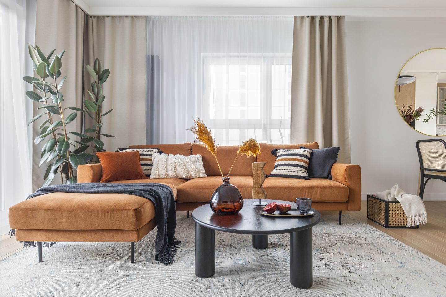 Kolorowa sofa we wnętrzu. Projekt wnętrza WZ Studio. Fot. PionPoziom