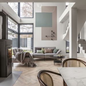 Pastelowe kolory w nowoczesnym salonie. Projekt wnętrza: Małgorzata Kasperek, Decoroom. Fot. Kamila Markiewicz-Lubańska / Wnętrza w Obiektywie. Stylizacja: Maria Szymańska / Wnętrza w Obiektywie