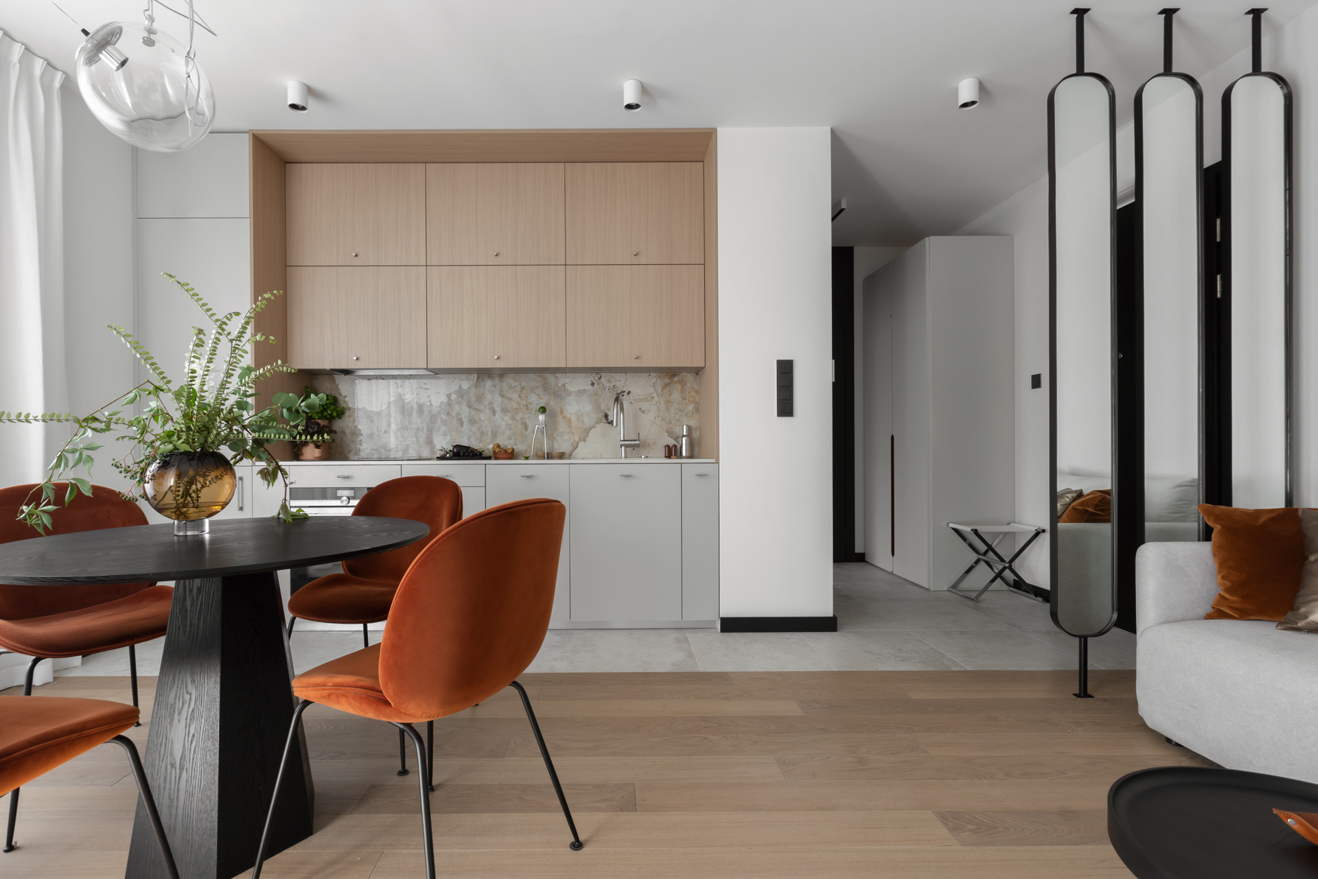 Mała jasna kuchnia w 43-metrowym mieszkaniu. Projekt wnętrza Conceptownia. Zdjęcia i stylizacja Magda Łojewska, Vey Photography