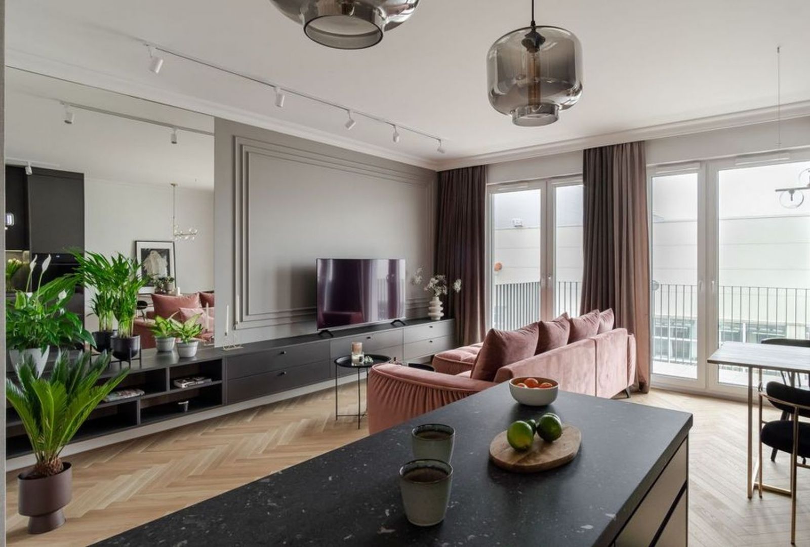 Oświetlenie ściany nad telewiorem w salonie. Projekt wnętrza: latreDesign. Fot. Bernadetta Kuczyńska