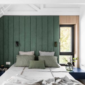 Zielone, tapicerowane panele na ścianie za łóżkiem w nowoczesnej sypialni. Projekt wnętrza: Anna Maria Sokołowska Architektura Wnętrz. Fot. Fotomohito