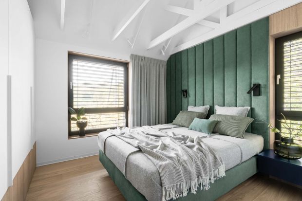 Co wybrać na ścianę za łóżkiem do nowoczesnej sypialni? Czy lepsze będą tapicerowane panele, czy tapeta? A może sztukateria? Zobacz świetne pomysły polskich architektów i projektantów wnętrz.
