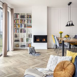 Drewniana podłoga jodełka w salonie. Projekt Angelika Front, Decoroom. Fot. Łukasz Zandecki