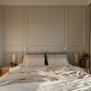 Sypialnia urządzona jest przytulnie. Projekt wnętrza: P2 Pikiel & Piltz. Fot. Jakub Nanowski Perspektywa 