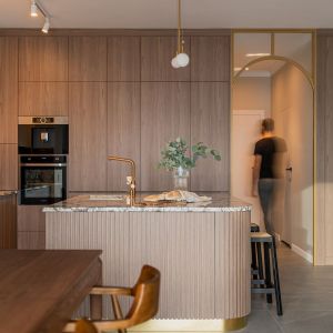 W części dziennej znajduje się kuchnia, jadalnia oraz salon. Projekt wnętrza: P2 Pikiel & Piltz. Fot. Jakub Nanowski Perspektywa 
