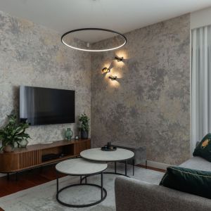 Ściany w salonie: tapeta z kamiennym wzorem i szara farba. Projekt wnętrza i zdjęcie: KODO Projekty i Realizacje Wnętrz