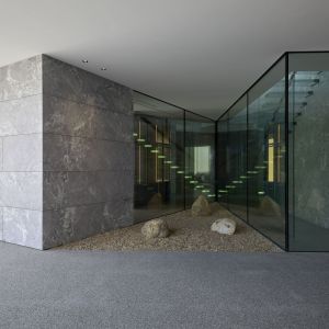 Architekt wykorzystał w projekcie zarówno kamień, jak i szkło. Projekt: Przemek Olczyk, Mobius Architekci. Fot. Paweł Ulatowski