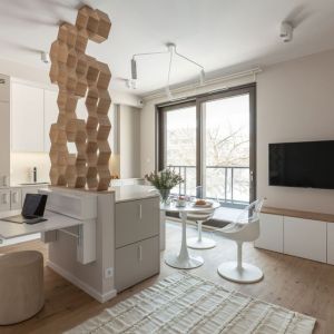 Salon z kuchnią w 45-metrowym mieszkaniu: biel i przytulny beż. Projekt wnętrza i zdjęcie: KODO Projekty i Realizacje Wnętrz