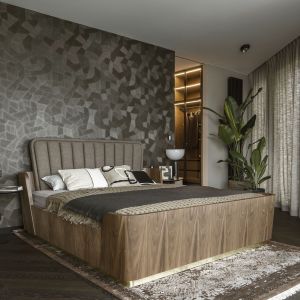 Tapeta o mozaikowym wzorze na ścianie za łóżkiem w sypialni. Projekt wnętrza: Patrycja Suszek-Rączkowska, Poco Design. Fot. Yassen Hristov