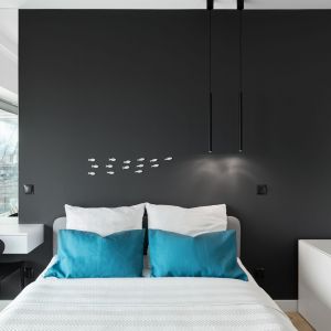 Ściana za łóżkiem w sypialni pomalowana kolorem grafitowym. Projekt wnętrz i zdjęcie: Perla. Design Moje Projektowanie